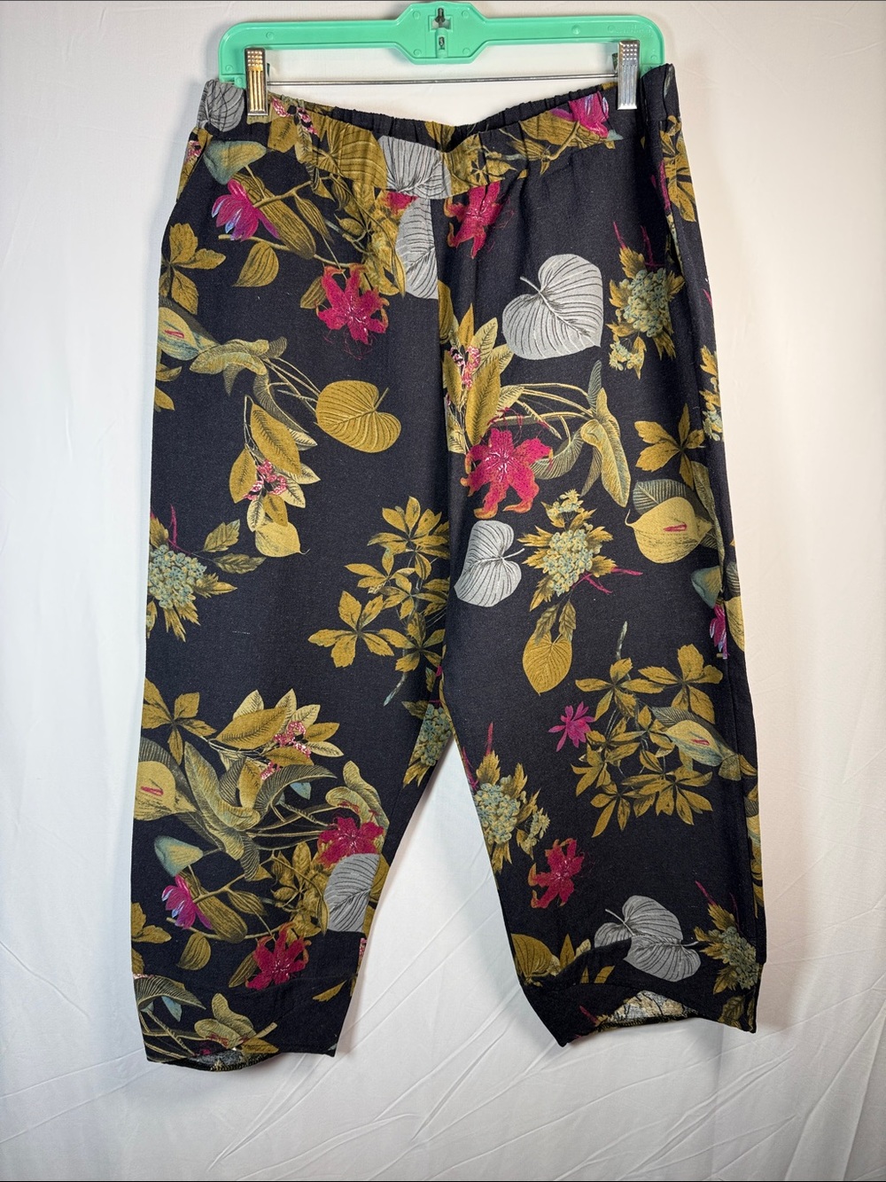 Women's Black Floral Cotton Poly Linen Boho Cropped Elastic-Waist Pants